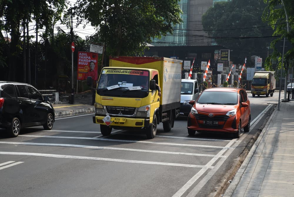 エーッ! 三菱ふそうキャンターがバスに変身!?　インドネシアショーでエクストラロングバス発表 - 自動車情報誌「ベストカー」