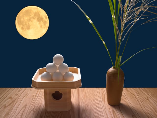 十五夜とは？2026年はいつ？お月見の風習を解説！月見団子やススキのお供え方法も