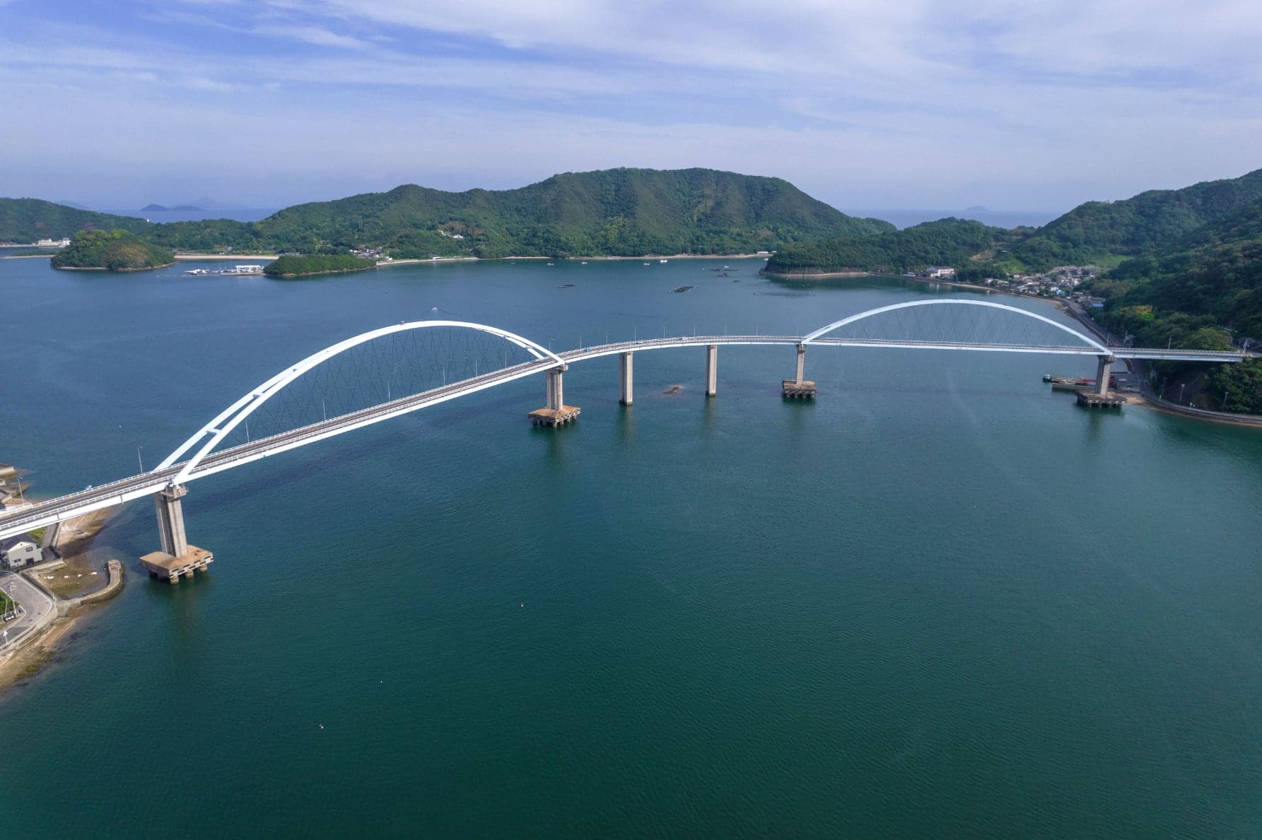 内海大橋（広島県）。瀬戸内海の沖合の島をつなぐユニークな曲線の離島架橋
