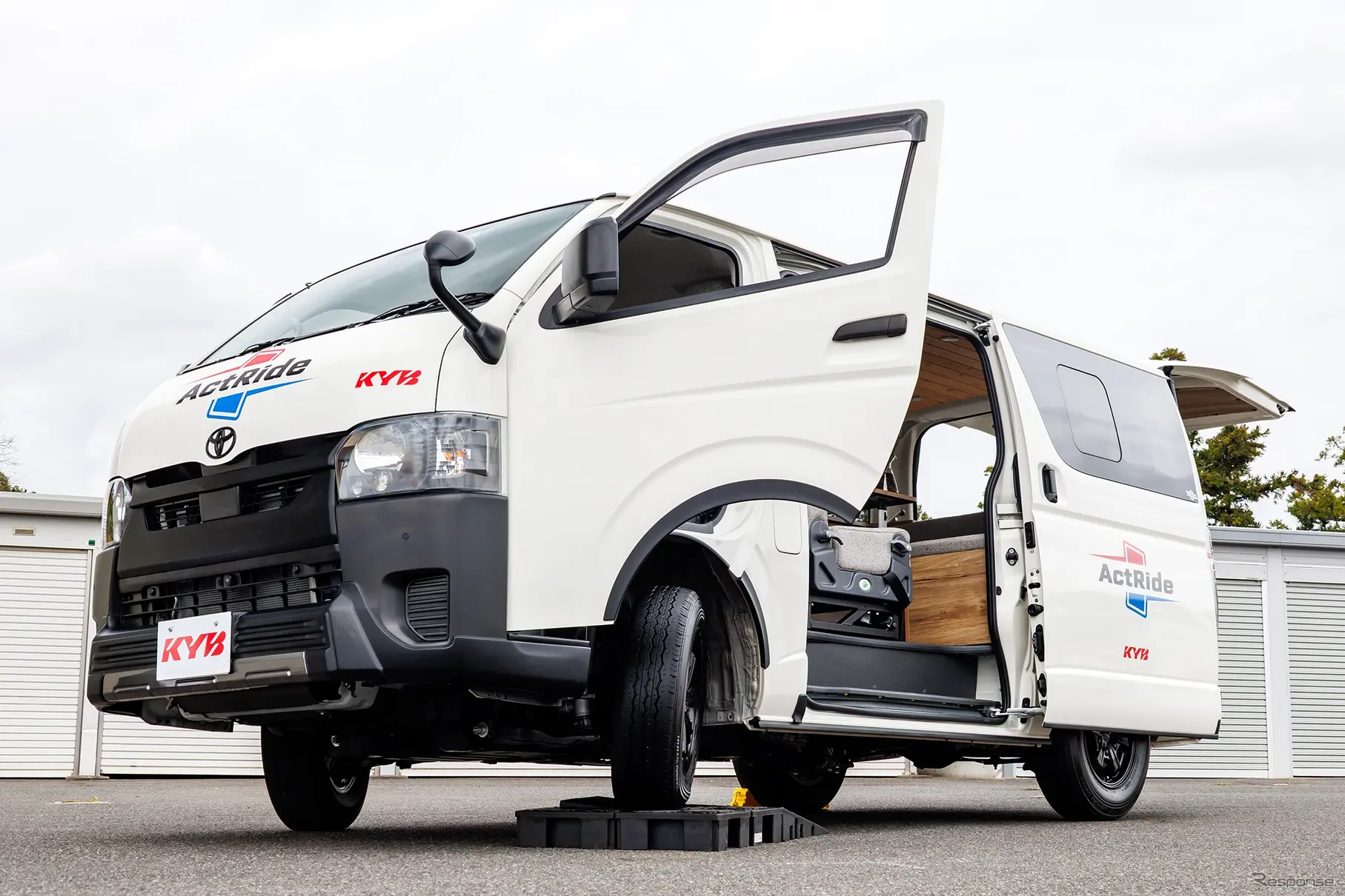 ハイエースの乗り心地が激変!? KYB「ActRide」が実現するスマホ連動サスペンション