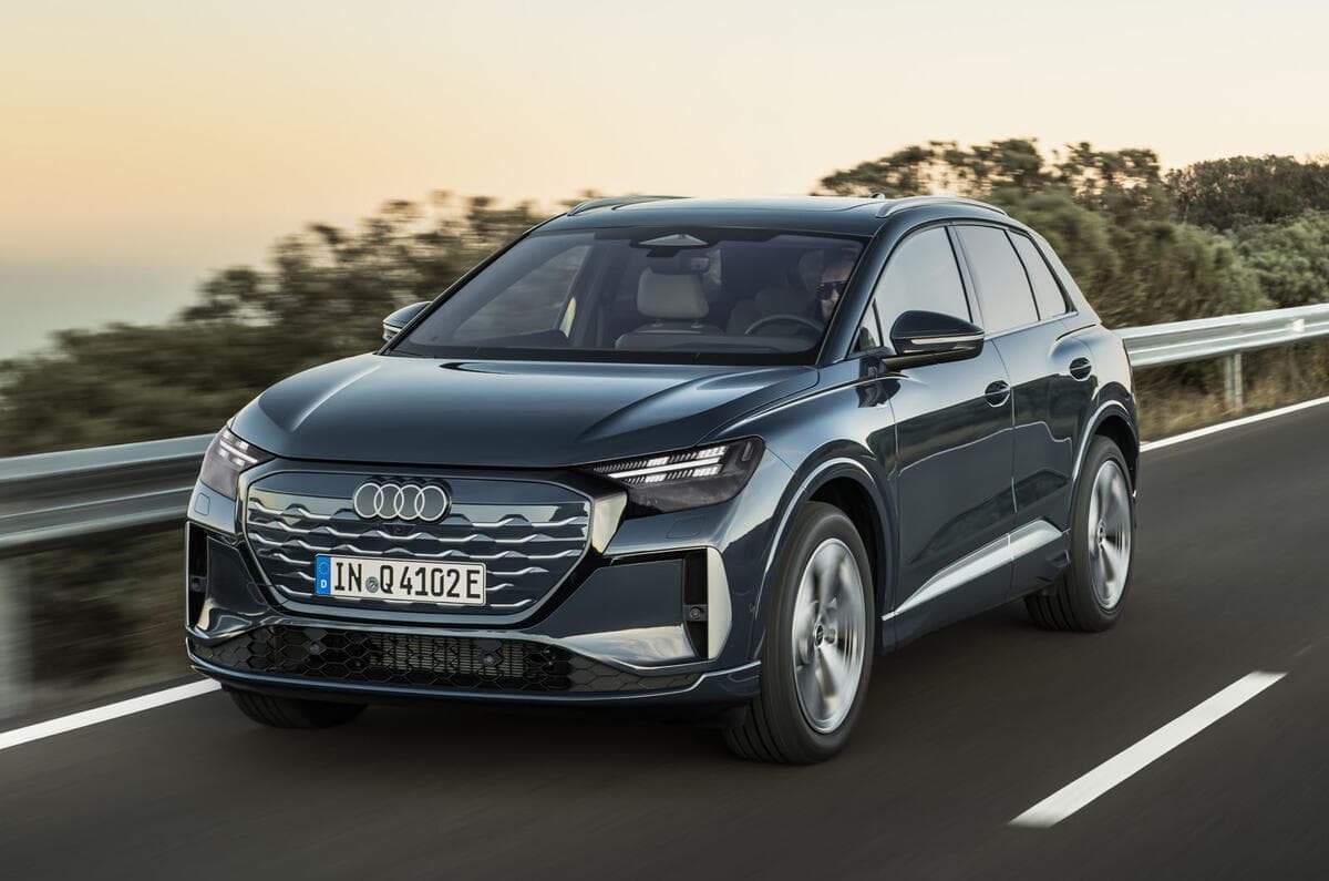 アウディ改良型「Q4 e-tron」内外装刷新 — 円形ステアリング採用、航続 592km