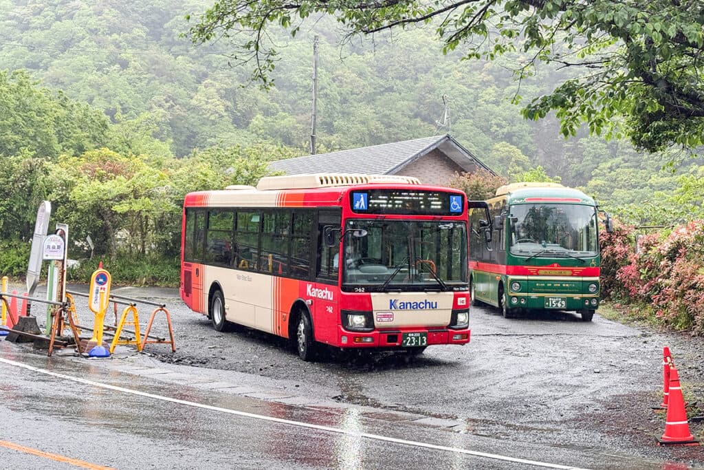 とうとう最後が見えてきた!? 山梨県に入る神奈中バスの秘蔵路線「三56系統」2026年3月ダイヤ改正後の様子 - 自動車情報誌「ベストカー」