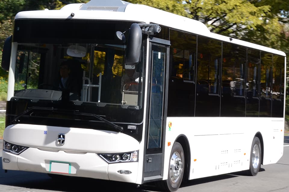 ツーステ・トップドアの電気バスが登場!! しかも中型クラスのツーステ・ワンロマタイプとあって使い勝手は無限大!! - 自動車情報誌「ベストカー」