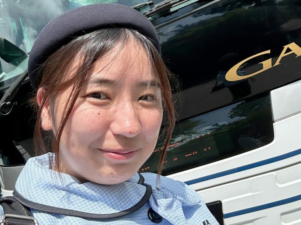 【へっぽこバスガイドの珍道中】ずっと現役でバスガイドを続ける理由ってなんだろう? - 自動車情報誌「ベストカー」