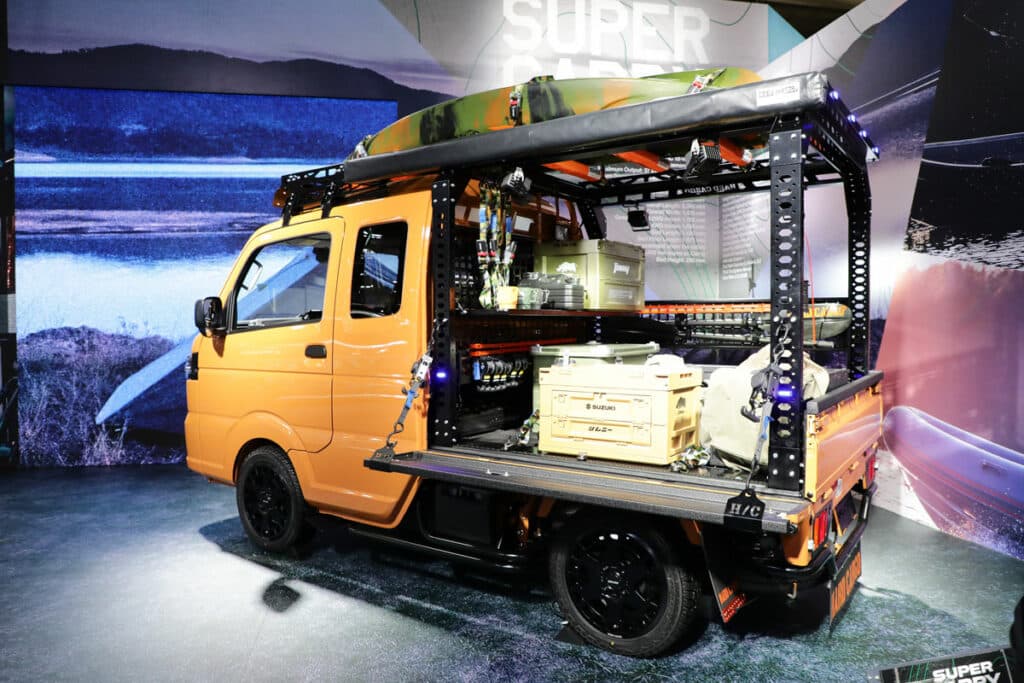 スズキが「ジャパントラックショー2026」に出展!! 「遊べる軽商用車」と「電動モビリティ」などを展示 - 自動車情報誌「ベストカー」