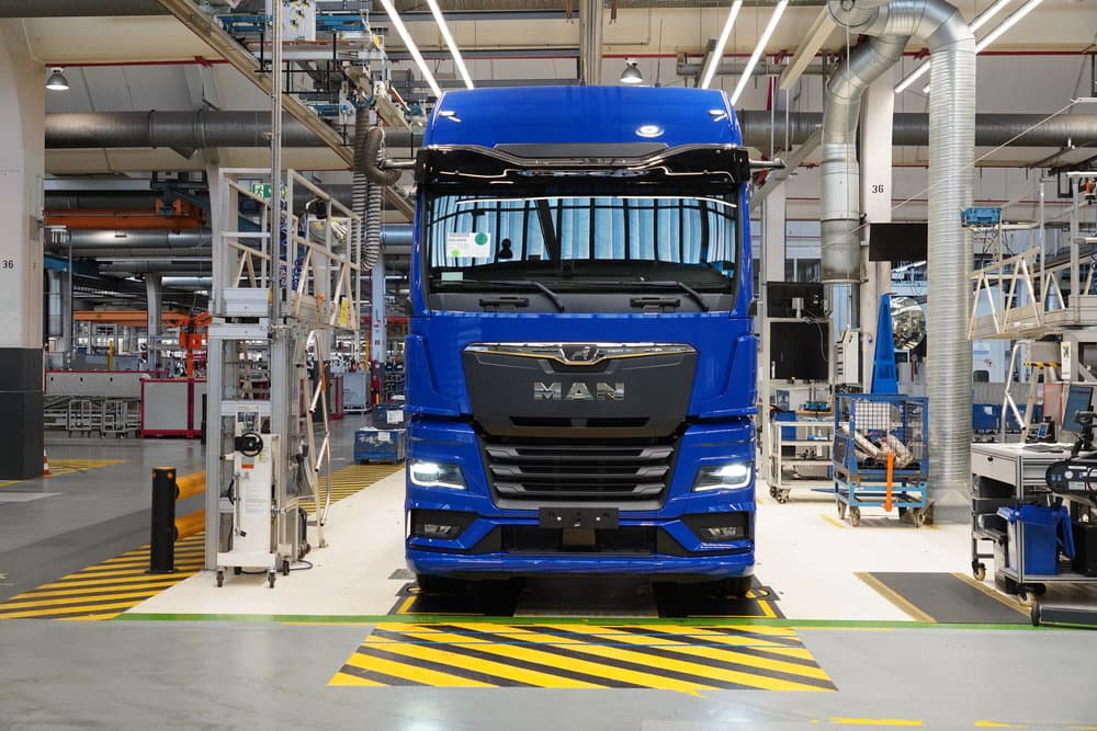 大型トラックの充電規格は「MCS」が世界標準に!? 量産車として初めてMAN「eTGX」「eTGS」に搭載 - 自動車情報誌「ベストカー」