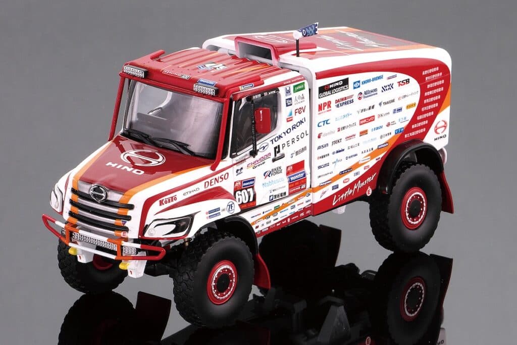 スポンサーロゴまでリアルに再現!! 日野のHINO600シリーズ・ダカールラリー2025参戦車をモデル化! - 自動車情報誌「ベストカー」